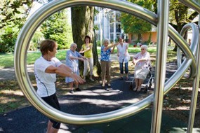 Fünf ältere Frauen turnen unter Anleitung einer sechsten Person im Park des Alterszentrum Park in Frauenfeld. 