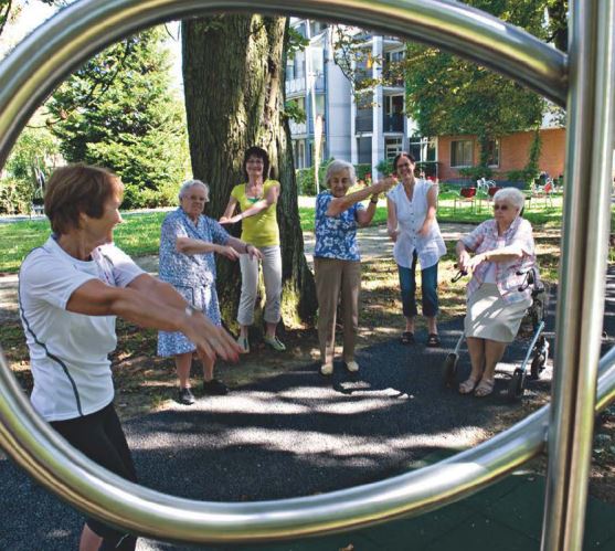 Fünf ältere Frauen turnen unter Anleitung einer weiteren Frau im Bewegungspark des Alterszentrum Park in Frauenfeld. 